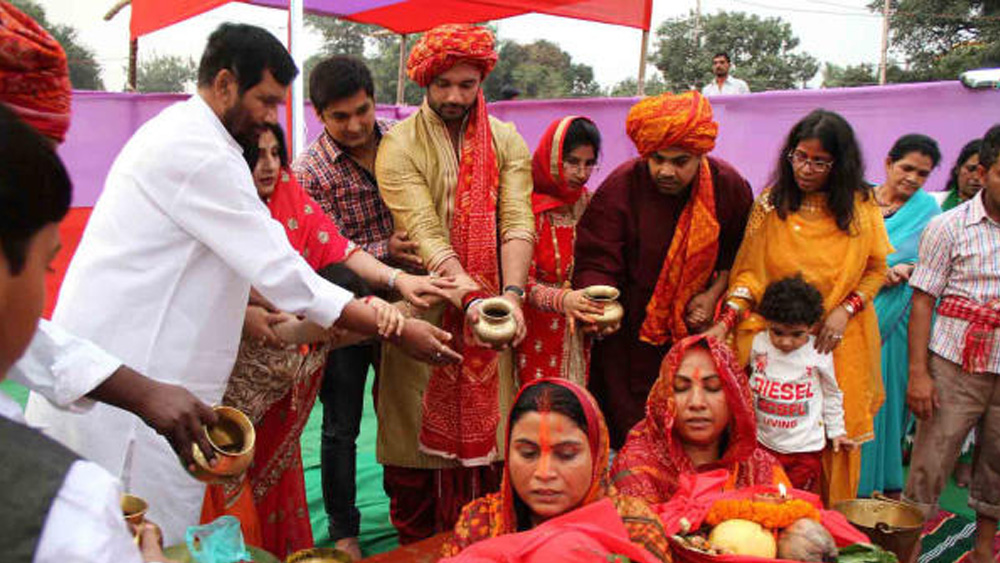 প্রথম স্ত্রী রাজকুমারী দেবীর সঙ্গে রামবিলাসের বিচ্ছেদ হয়ে গিয়েছিল ১৯৮১ সালে। রামবিলাস এবং রাজকুমারীর দুই মেয়ে, নিশা ও ঈশা।