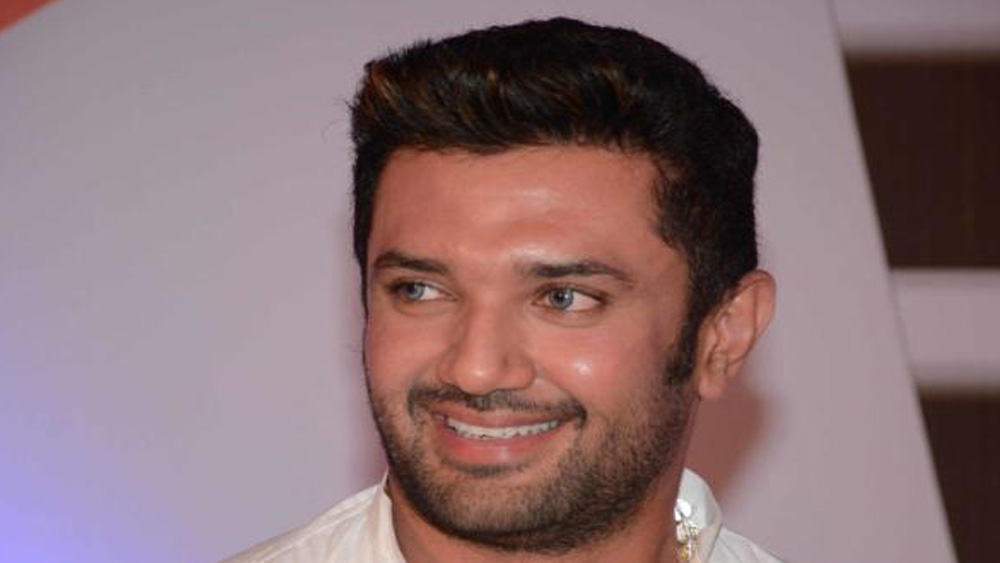 রাজনীতির পাশাপাশি চিরাগ একটি স্বেচ্ছাসেবী সংস্থা পরিচালনা করেন। বিলাসবহুল গাড়ির শখও আছে তাঁর।