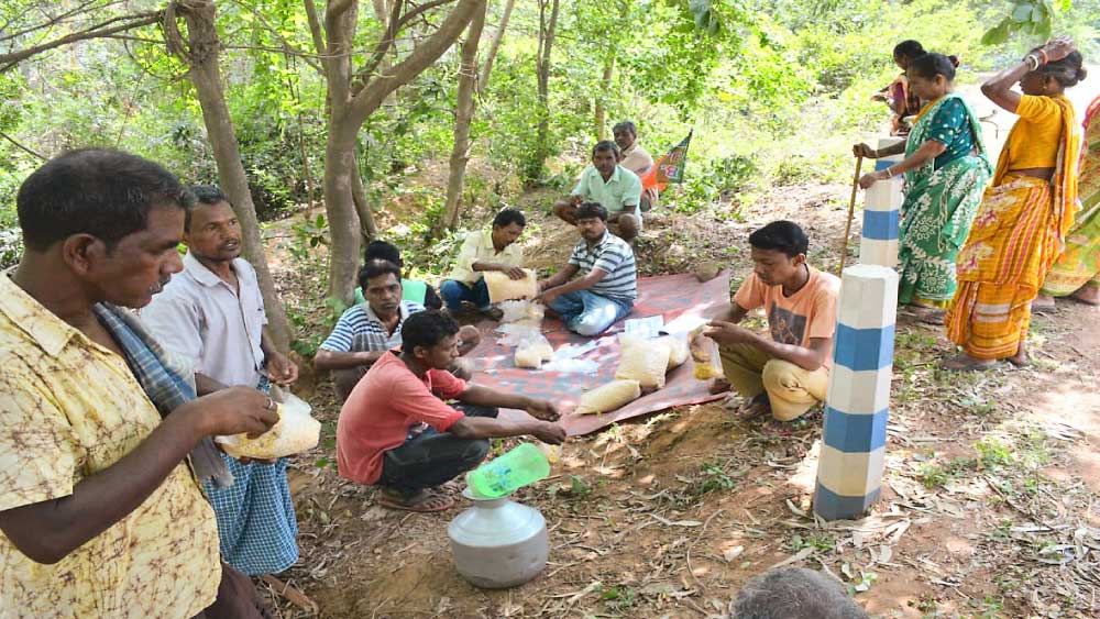 ভোটারদের খাওয়ানো হচ্ছে মুড়ি-ঘুগনি। ফাইল চিত্র