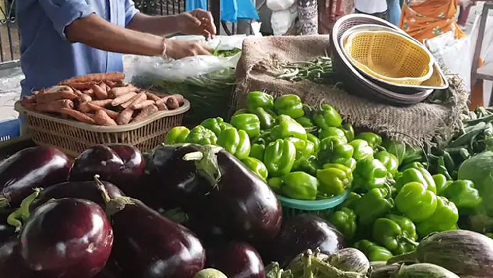 গত ছ’ মাসে সোশ্যাল মিডিয়ায় অনেক ভিডিয়ো ঘুরেছে, যেগুলিতে দেখা গিয়েছে বিনোদন দুনিয়ার সঙ্গে যুক্ত বেশ কয়েক জন বাধ্য হয়েছেন বাজারে বসে সব্জি বিক্রি করতে।