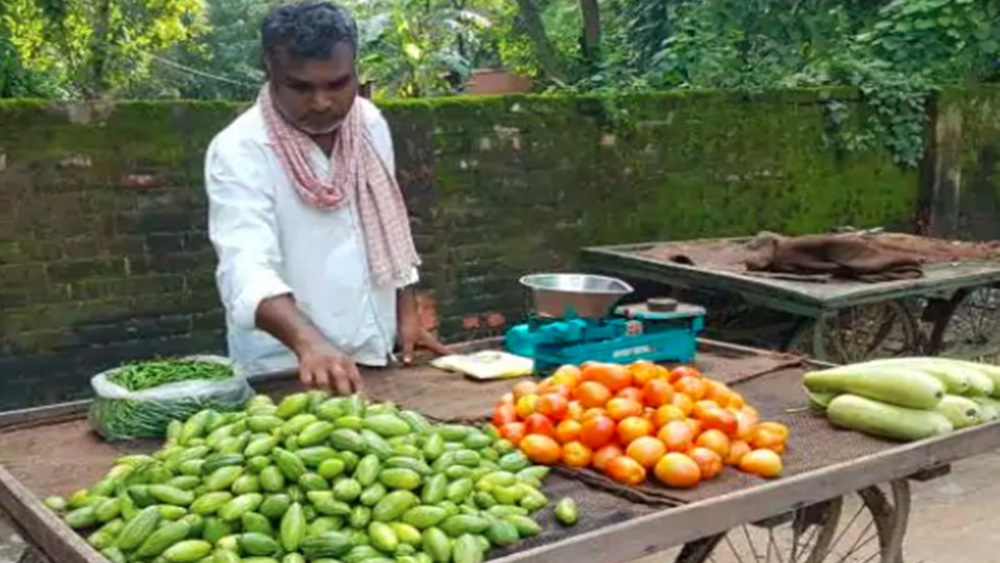 আদতে উত্তরপ্রদেশের আজমগড়ের বাসিন্দা রামবৃক্ষ। লকডাউনে সেখানেই আটকে পড়েছেন তিনি। প্রযোজকের কাছ থেকে জানতে পেরেছেন কাজে ফিরতে একবছর বা তারও বেশি সময় লাগতে পারে তাঁর।