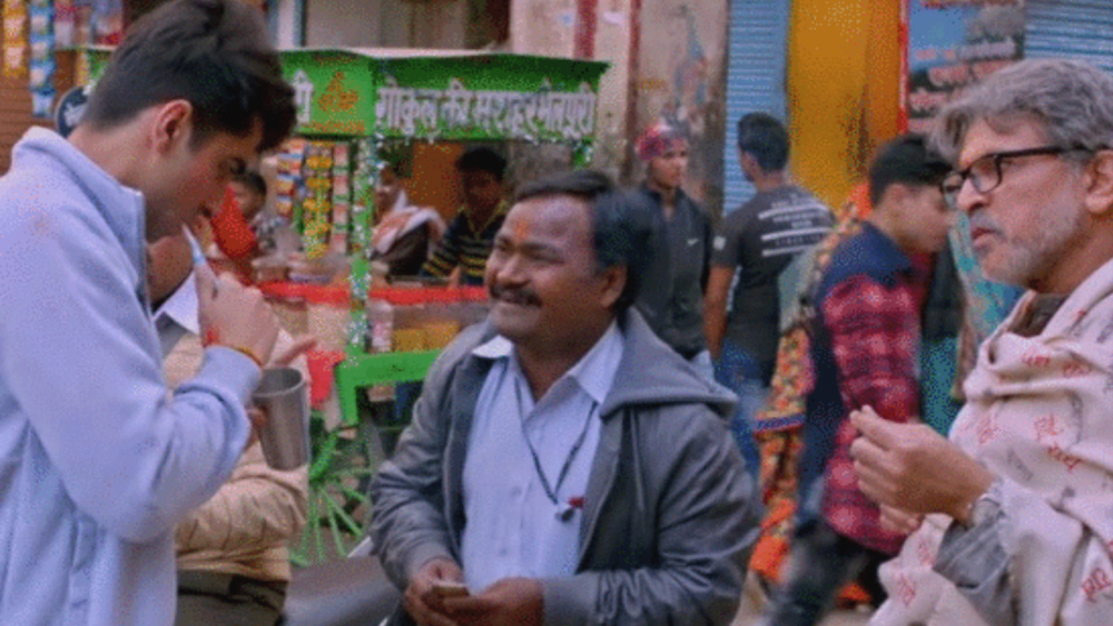 সোলাঙ্কি বলেন, বাচ্চাদের মুখে খাবার তুলে দেওয়ার জন্য ফল বিক্রি করা ছাড়া আর কোনও উপায় তাঁর কাছে ছিল না। সেইসঙ্গে তাঁর আক্ষেপ, তাঁর মতো বিনোদন দুনিয়ার অনেকেই চরম অর্থকষ্টের শিকার।