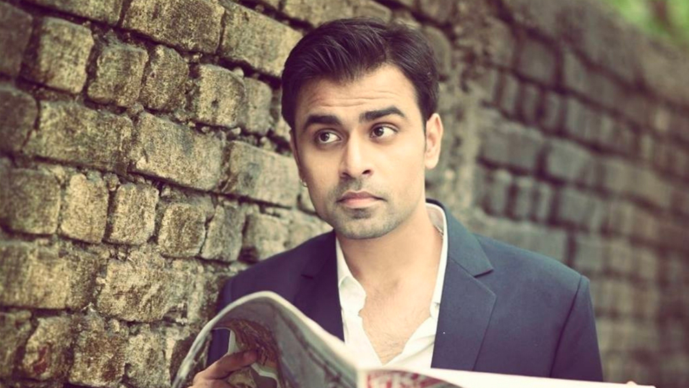 কিন্তু সেখানে পড়তে গিয়ে বিপাকে পড়েন। হিন্দি মাধ্যমে পড়াশোনা করা জিতুর অসুবিধে হয় ইংরেজিতে ইঞ্জিনিয়ারিং পড়তে।