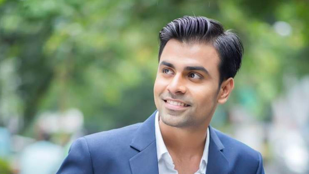 কলেজফেস্টে দর্শকদের মন জয় করে জিতু এ বার যোগ দিলেন কলেজের নাটকের দলে। সিনিয়র সহপাঠী বিশ্বপতি সরকারের সঙ্গে জিতুর জুটি ছিল জনপ্রিয়। ইঞ্জিনিয়ারিং পাঠের তৃতীয় বর্ষেই ইন্টার্নশিপ করতে জিতু গিয়েছিলেন তাইল্যান্ড।