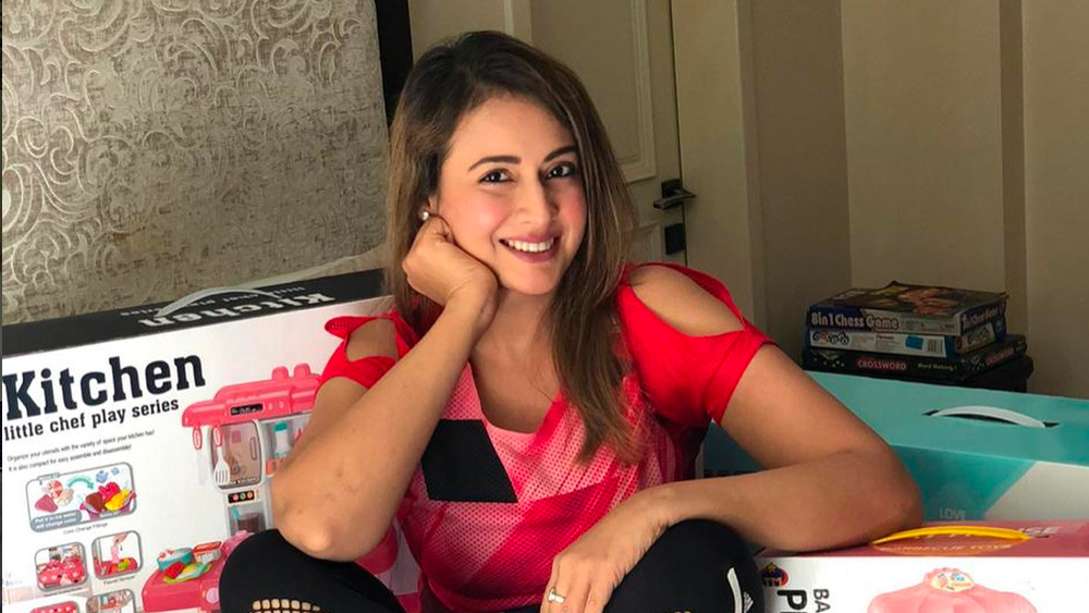 তাঁর কথায়, যে রকম সুযোগ তিনি পেয়েছেন, তিনি অভিনয় করেছেন। তাঁর বাড়ির কেউ এই ইন্ডাস্ট্রিতে ছিলেন না। ফলে নিজের সিদ্ধান্তে ভুল ছিল কোথাও কোথাও, সে কথাও স্বীকার করেন প্রীতি।