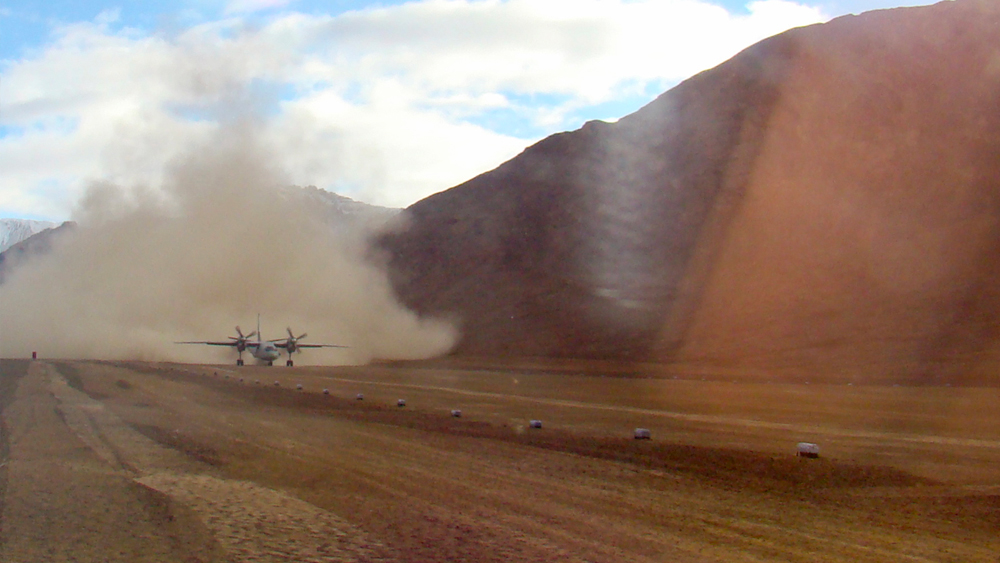 প্রাচীন বাণিজ্যপথের ধারে অবস্থিত লাদাখের এই সেনাঘাঁটি ৪৩ বছর পরে ফের সক্রিয় হয় ২০০৮ সালে। সাম্প্রতিক ভারত-চিন সীমান্তে উত্তেজনায় আবার শিরোনামে এই এয়ারস্ট্রিপ।