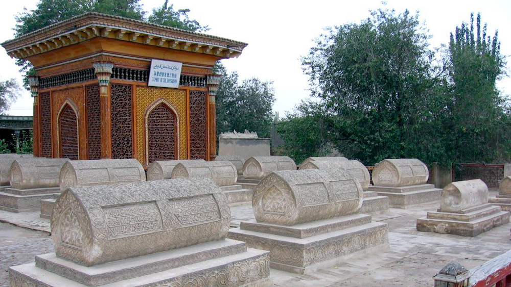 নামকরণের সঙ্গেও জড়িয়ে আছে যুদ্ধের গন্ধ। ১৫৩৩ খ্রিস্টাব্দে এই পথ ধরেই সমরখন্দে নিজের দেশে ফিরছিলেন চাঘতাই বংশীয় সুলতান সৈয়দ খান। লাদাখ ও কাশ্মীরের অন্যান্য অংশে অভিযান শেষে সেটা ছিল তাঁর ঘরে ফেরার সময়।
কিন্তু এত উচ্চতায় প্রবল শীত তিনি সহ্য করতে পারলেন না। মধ্য এশিয়ার এই দাপুটে শাসক হার মানলেন মৃত্যুর কাছে।