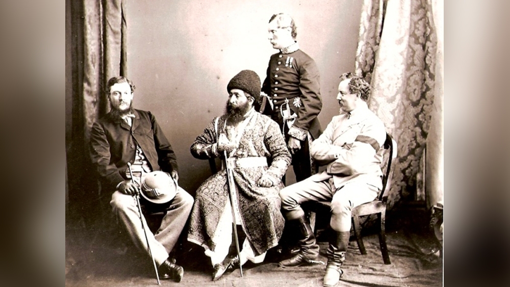 মধ্য এশিয়ার বিভিন্ন অংশ ঘুরেছিলেন চিকিৎসক বেল। খুঁজে বার করেছিলেন হারিয়ে যাওয়া ইতিহাস। তাঁর হাতে এসেছিল সুলতান সৈয়দ খানের অভিযান-ইতিহাস। ‘তারিখ-ই-রসিদী’ নামে সেই বই লিখেছিলেন সৈয়দ খানের আত্মীয় তথা সেনাপতি
মির্জা দুঘলাত। যিনি পরবর্তী কালে মুঘল দরবারেও ছিলেন।