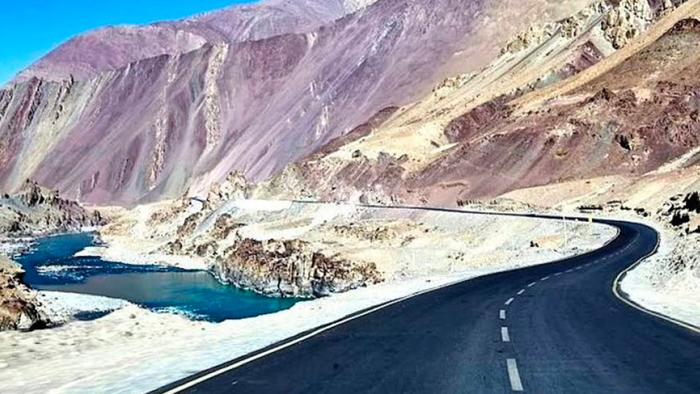 অবস্থানগত দিক দিয়ে দৌলত বেগ ওল্ডি খুবই গুরুত্বপূর্ণ। এর কাছেই রয়েছে কারাকোরাম পর্বত। যার গিরিপথ সুদূর অতীত থেকে মধ্য এশিয়া ও লাদাখের মধ্যে যোগাযোগের অন্যতম মাধ্যম।