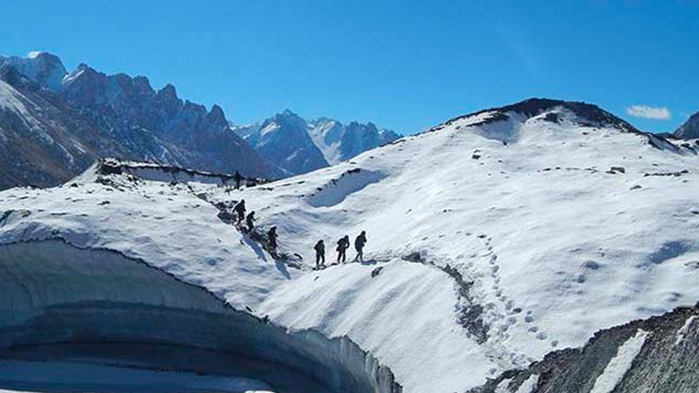 সিয়াচেন হিমবাহও এই বিমানঘাঁটি থেকে খুব বেশি দূরে নয়। সেখানে পাহারারত সেনাকর্মীদের কাছে রসদ পৌঁছে দেওয়ার গুরুত্বপূর্ণ সূত্র হল এই এয়ারস্ট্রিপ।