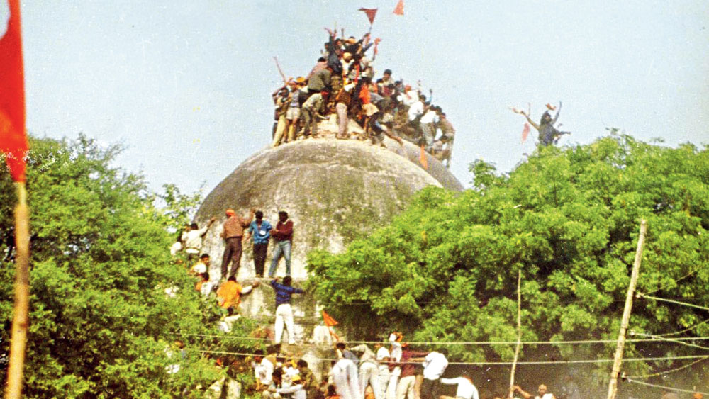 সুপ্রিম কোর্টের সামনে অবশ্য প্রামাণ্য নথি হিসেবে বাবরি মসজিদ ভাঙার দৃশ্যের সিডি-ও পেশ হয়েছিল। সুপ্রিম কোর্ট রামমন্দিরের পক্ষে রায় দিয়েছিল ঠিকই। কিন্তু একই সঙ্গে বলেছিল, বাবরি মসজিদ ভাঙাও বেআইনি কাজ ছিল। 