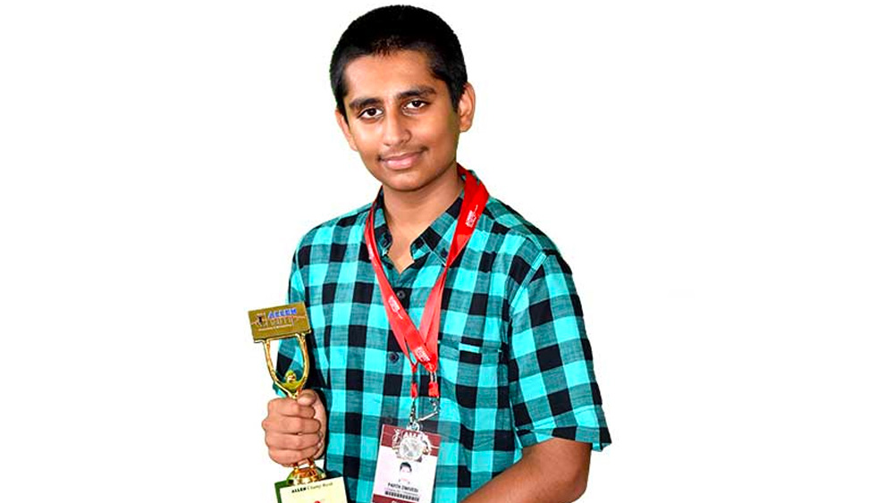 পরিজনদের আশঙ্কা দূর করে জেইই অ্যাডভান্সড পরীক্ষা দিলেন রাজস্থানের পার্থ দ্বিবেদী। ফলপ্রকাশের পরে দেখা গেল মেধাতালিকায় তাঁর স্থান ৩৫।