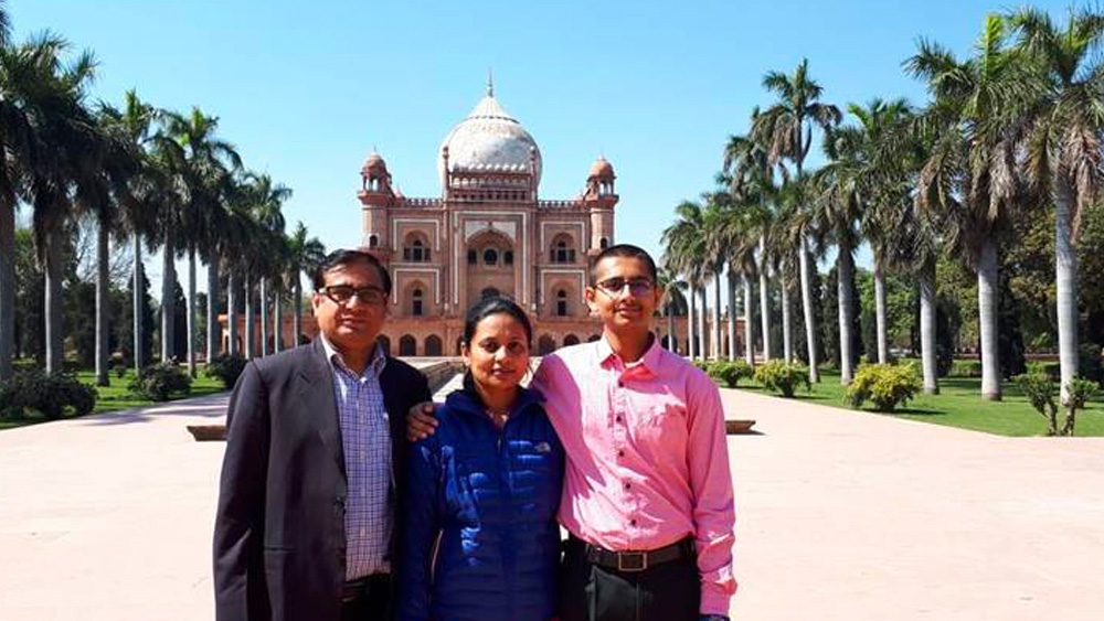 পার্থর বাবা মা দু’জনেই কাজের সূত্রে লখনউবাসী। তাঁর মা নীতি লখনউ পুলিশের এএসপি  বা অ্যাডিশনাল সুপার। বাবা, বিনীত দ্বিবেদী ভারতীয় রেলের আধিকারিক।