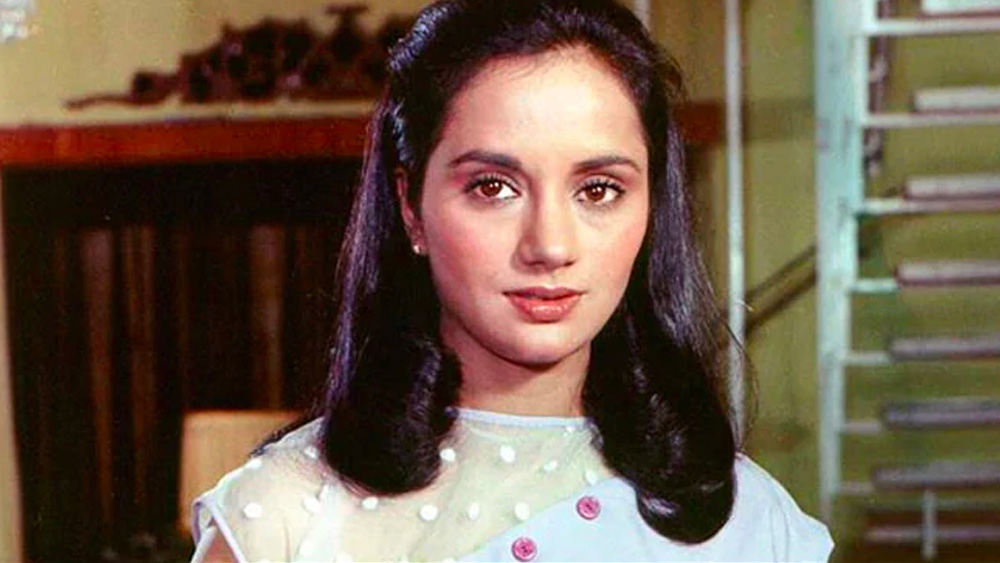 প্রতিযোগিতার দৌড়ে পিছিয়ে পড়েন রঞ্জিতা। পরবর্তীতে মিঠুন যখন সুপারস্টার, রঞ্জিতা কার্যত হারিয়েই গিয়েছেন ইন্ডাস্ট্রি থেকে।