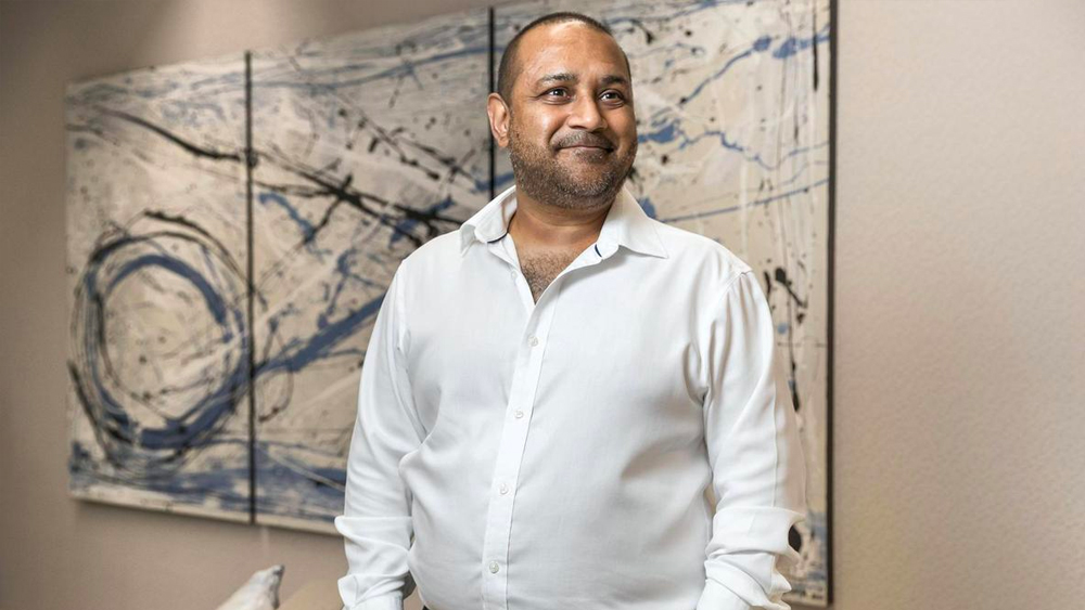 সেখানে দাঁড়িয়ে প্রায় শূন্য থেকে শুরু করেছিলেন তিনি। ট্রেডিংয়ের কারবারে এখন তাঁর সম্পত্তি ৭০ কোটি ডলারের। লন্ডনের রিজেন্ট পার্ক থেকে দুবাই, বিশ্বের নানা প্রান্তে ছড়িয়ে আছে তাঁর বিশাল সম্পত্তি। তাঁর অটিজম সংক্রান্ত চ্য়ারিটি সংস্থার জন্য ড্রেক, জেনিফার লোপেজ এব‌ং এলটন জন-ও পারফর্ম করেছেন।