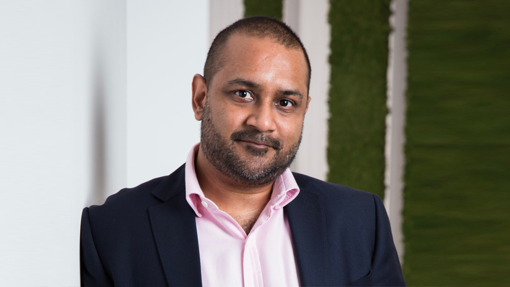 সঞ্জয়ের জন্ম ১৯৭০ সালে লন্ডনে। লন্ডনের কিংস কলেজে তিনি মেডিক্যাল কোর্সে ভর্তি হন। কিন্তু মাঝপথে তিনি সে পাঠ ছেড়ে দেন। পরে তিনি চার্টার্ড অ্য়াকাউন্ট্য়ান্ট হন।