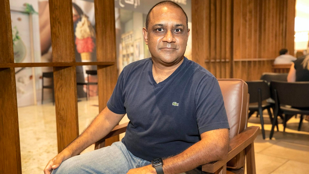 ডেনমার্ক-সহ বিভিন্ন দেশে সঞ্জয়ের বিরুদ্ধে অপরাধমূলক মামলা ঝুলছে। তাঁর আইনজীবীদের সতর্কবাণী, দুবাইয়ের বাইরে অন্য দেশে পা রাখলে তাঁর গ্রেফতার হওয়ার সমূহ সম্ভাবনা। অর্থাৎ ধনকুবের হয়েও সঞ্জয় কার্যত দুবাইয়ে নির্বাসিত।