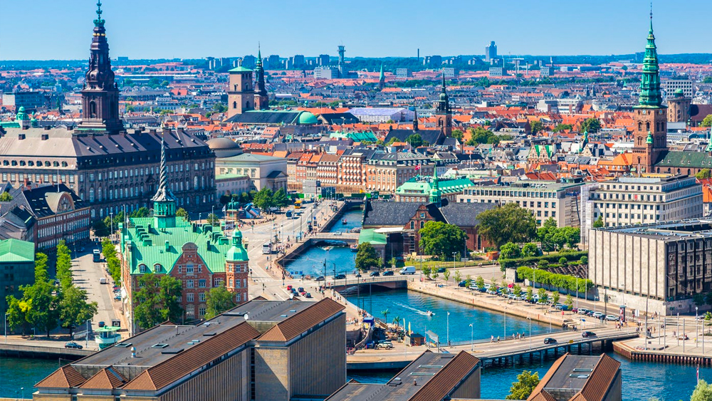 ডেনমার্কে কাম এক্স কেলেঙ্কারির মূলে রয়েছে সঞ্জয়ের সংস্থা ‘সোলো ক্যাপিটাল পার্টনারস এলএলপি’। কর্ণধার সঞ্জয়ের দাবি, তাঁর সংস্থা বিনিয়োগকারীদের দ্রুত শেয়ার বিক্রি করতে সাহায্য করেছে।