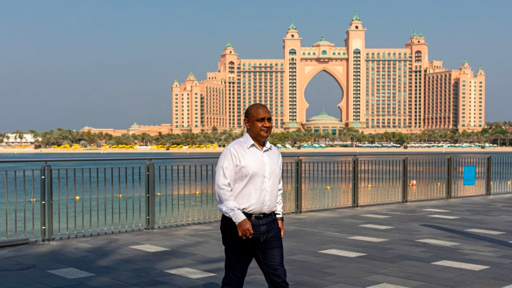 যদিও সঞ্জয়ের অভিযোগ, তিনি ষড়যন্ত্রের শিকার। গত পাঁচ বছর ধরে তাঁর বিরুদ্ধে যে অভিযোগের পাহাড় জমে আছে, তার থেকে মুক্তি চান তিনি। দুবাইয়ে প্রাসাদের মতো বাড়িতে স্ত্রী এবং তিন সন্তানের সঙ্গে সময় কাটালেও পরিস্থিতির সঙ্গে যুদ্ধ করতে করতে তিনি ক্লান্ত, দাবি সঞ্জয়ের।