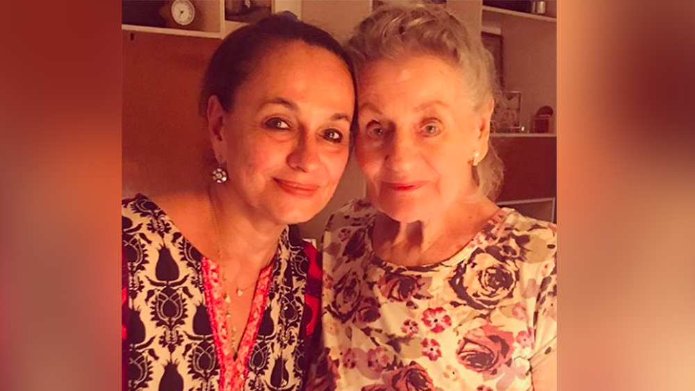 ইংল্য়ান্ডের বার্মিংহ্যামে সোনির জন্ম ১৯৫৬ সালের ২৫ অক্টোবর। লন্ডনের স্কুল অব মিউজিক অ্য়ান্ড ড্রামা থেকে পাশ করার পরে ব্রিটিশ থিয়েটারে তাঁর হাতেখড়ি জন ফাউলারের নাটক ‘দ্য কালেক্টর’ দিয়ে। পরবর্তীতে ভারতে চলে আসেন সোনি।