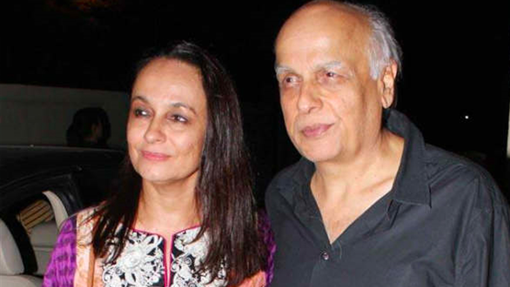 ‘সারাংশ’ ছবিতে অভিনয়ের সময় মহেশ ভট্টের সঙ্গে আলাপ সোনির। পরিচালক মহেশের প্রথম দাম্পত্যের বয়স তখন ষোল বছর। তিনি তখন রাহুল ও পূজা, দুই সন্তানের বাবা। কিন্তু প্রথম স্ত্রী লোরেন ব্রাইটের সঙ্গে মহেশের দাম্পত্য তখন শুধুই খাতায়কলমে।