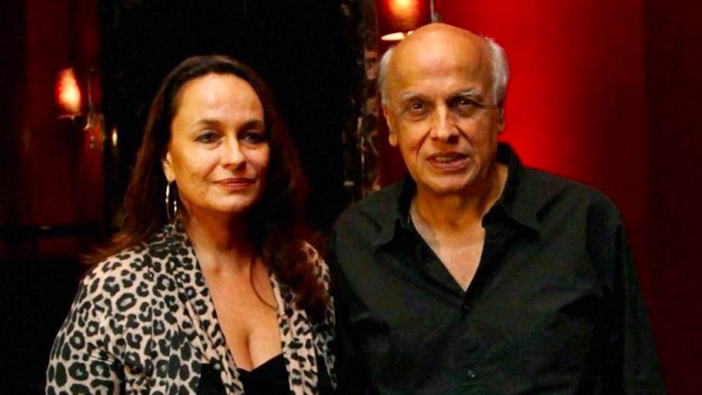 পরভিন বাবির সঙ্গে মহেশের প্রেমের জেরে লোরেন সরে গিয়েছিলেন সম্পর্ক থেকে। কিন্তু তাঁরা ডিভোর্স করেননি। প্রথম স্ত্রীকে ডিভোর্স না করেই ১৯৮৬ সালে সোনিকে বিয়ে করেন মহেশ। তার আগে দু’ বছর তাঁদের সম্পর্ক গোপন ছিল।