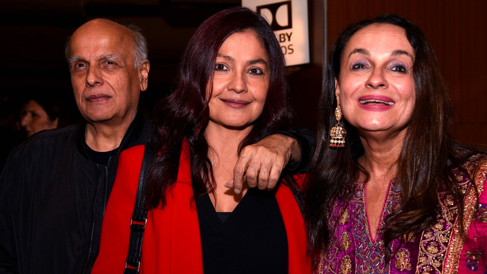 মহেশকে বিয়ে করে তাঁর কেরিয়ারে কোনও বাড়তি সুবিধে হয়নি। সিমি গারওয়ালের টক শো-এ জানান সোনি। সেখানে তাঁর পাশে বসে মহেশও স্বীকার করেন,তিনি মেয়ে পূজাকে যে টুকু সাহায্য করেছেন, স্ত্রী সোনিকে সেই সাহায্য করেননি।