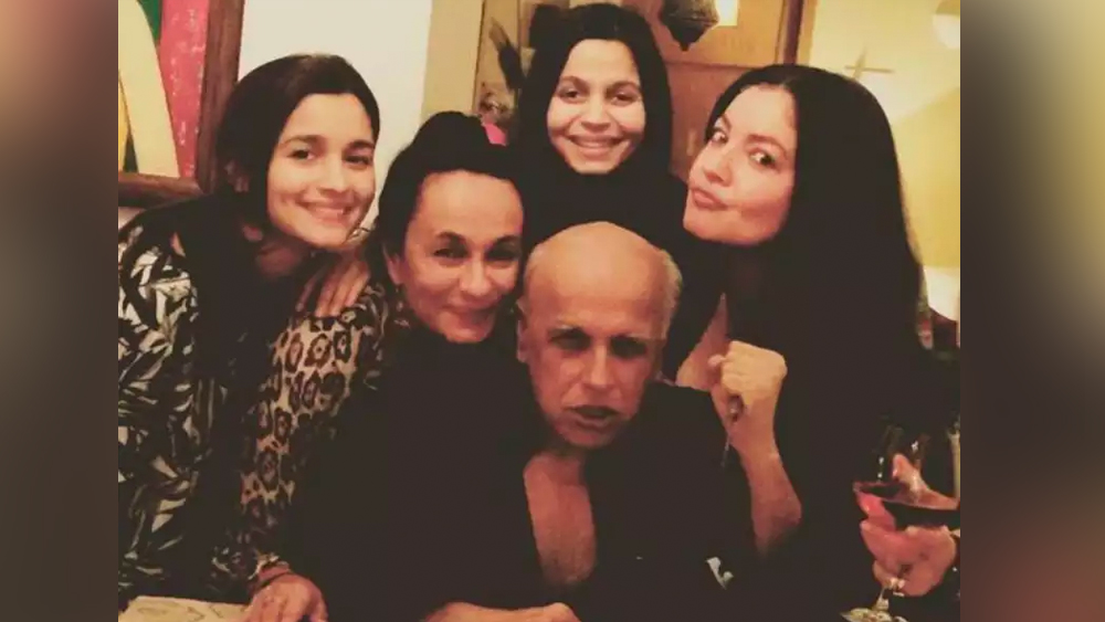 মহেশের প্রথম পক্ষের মেয়ে পূজা জানিয়েছেন, প্রথম দিকে তিনি সোনিকে ঘৃণা করতেন। এমনকি, সোনি নিজেও জানান মহেশের প্রথম স্ত্রীর সঙ্গে তাঁরও ঝামেলা হয়েছে। কিন্তু সে সবই বিয়ের আগে। বিয়ের পরে ধীরে ধীরে পরিস্থিতি শান্ত হয়।