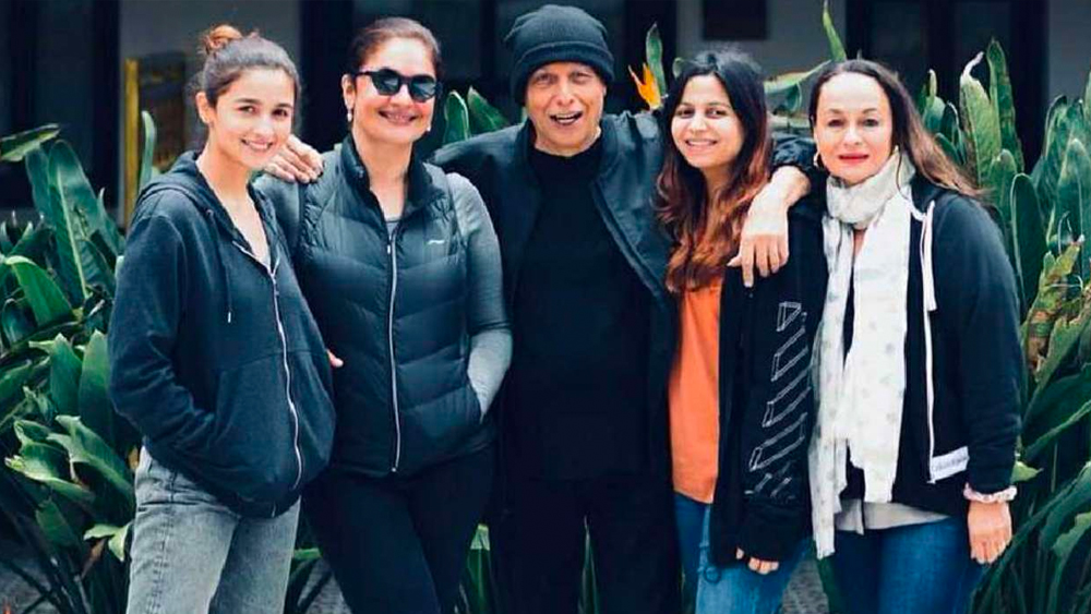 মহেশের সুরাসক্তিও জটিলতা এনেছে সম্পর্কে। সাক্ষাৎকারে জানিয়েছেন সোনি। কিন্তু তিনি মহেশকে ছেড়ে যাওয়ার কথা ভাবেননি। মহেশও স্বীকার করেন,সোনির জন্য়েই তাঁদের দাম্পত্য স্থায়ী হয়েছে।