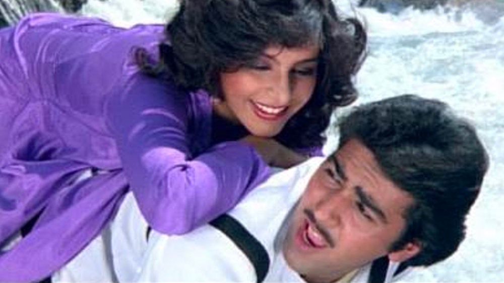 সুমিতের প্রথম ছবি ‘ইনসানিয়ৎ কে দুশমন’ মুক্তি পেয়েছিল ১৯৮৭ সালে। কেরিয়ারে বিভিন্ন ছবিতে পার্শ্ব অভিনেতা হিসেবে তিনি স্ক্রিনশেয়ার করেছিলেন সঞ্জয় দত্ত, গোবিন্দ, মিঠুন চক্রবর্তীর মতো তারকাদের সঙ্গে।