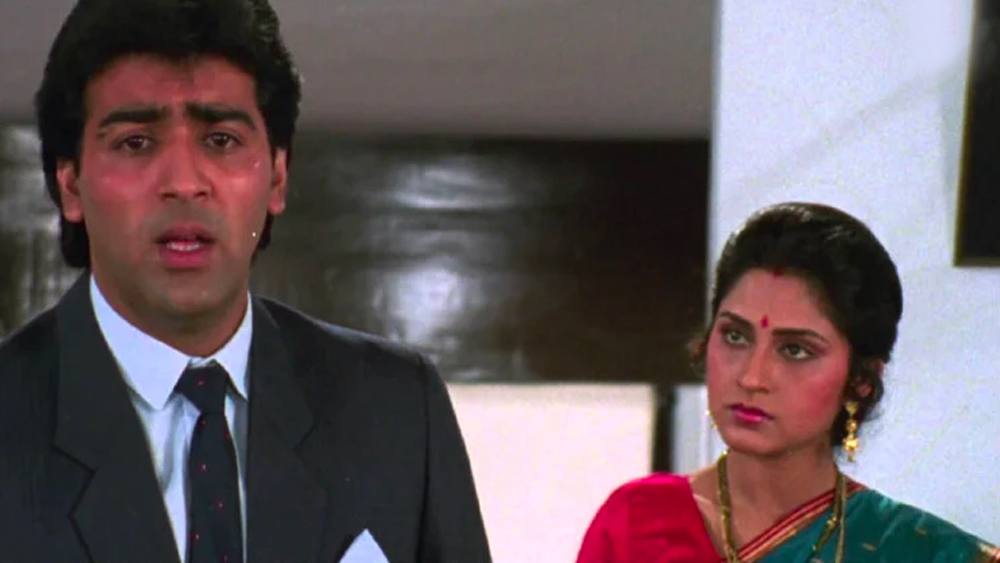 সুমিত কিন্তু ইন্ডাস্ট্রিতে বহিরাগত ছিলেন না। তাঁর বাবা ছিলেন সিনেম্য়াটোগ্রাফার। ‘শোলা অউর শবনম’ এবং ‘ত্রিমূর্তি’ ছবিতে তিনি ছিলেন সিনেম্য়াটোগ্রাফার। ছোট থেকে বাবার সঙ্গে শুটিং সেটে যেতেন সুমিত।