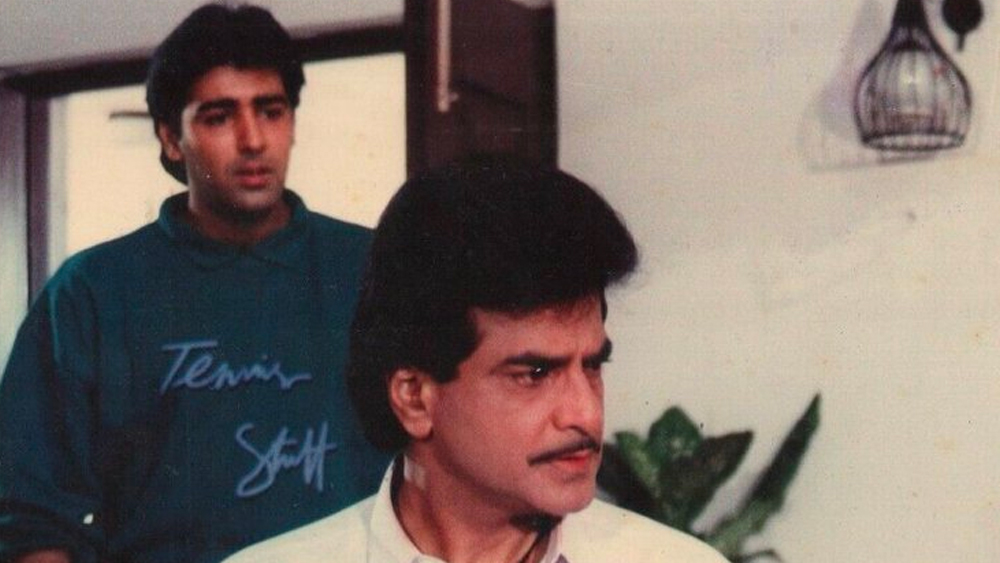 কিন্তু তার পরেও সুমিতের কাছে কাজ ছিল। অন্যদিকে, গোবিন্দও থেমে ছিলেন না। মাল্টিস্টারার ছবি থেকে তিনি ক্রমে এগোচ্ছিলেন একক নায়কের ছবির দিকে। কিন্তু সুমিত পড়ে ছিলেন বহু তারকাখচিত ছবির একটি মুখ হয়েই।