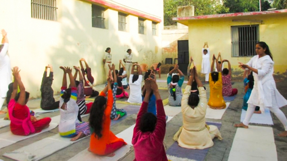জেলে রিয়া নিয়মিত যোগাভ্যাস করতেন। তিনি একা নন। বাকি বন্দিনীদেরও তিনি যোগাভ্যাসের প্রশিক্ষণ দিতেন। যোগব্য়ায়ামের ক্লাস করাতেন।   (প্রতীকী ছবি)