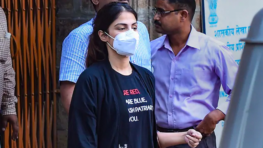 রিয়া এক জন তারকা, তাই তাঁর বিরুদ্ধে আদালতের দৃষ্টান্তমূলক ব্যবস্থা নেওয়া উচিত, এনসিবি-র এই দাবিও মানতে চাননি বিচারপতি। তাঁর কথায়, ‘‘আইনের চোখে সকলেই সমান। কোনও তারকাকে যেমন আইন কোনও বিশেষ সুবিধা দেয় না, তেমন
তাঁকে বিশেষ ভাবে শাস্তি দেওয়ারও কোনও যুক্তি নেই।’’