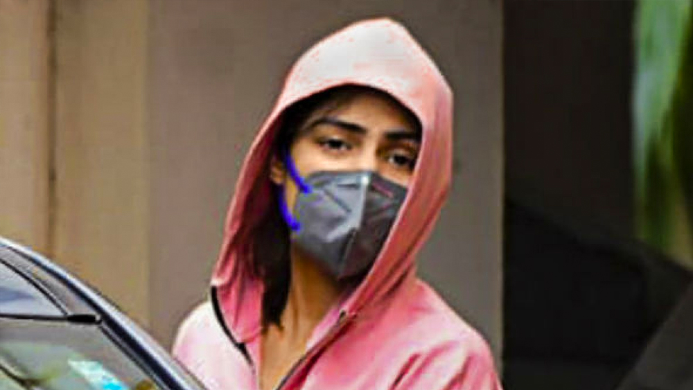 রিয়ার জামিনের জন্য বেশ কয়েকটি শর্তও রেখেছে আদালত। যেমন, আগামী দশ দিন রোজ থানায় হাজিরা দিতে হবে তাঁকে। বৃহণ্মুম্বই এলাকার বাইরে গেলে নিতে হবে পুলিশের অনুমতি। দেশের বাইরে যেতে পারবেন না তিনি। জমা রাখতে হবে পাসপোর্ট। তা ছাড়া, এই মামলায় সংশ্লিষ্ট কোনও ব্যক্তির সঙ্গেও তিনি দেখা করতে পারবেন না বলে রিয়ার আইনজীবী সতীশ মানশিন্ডেকে জানিয়ে দিয়েছেন বিচারপতি।