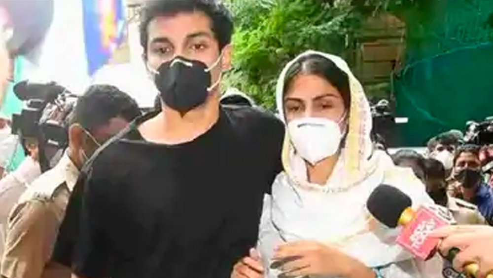 রিয়া এবং তাঁর পরিবারের বিরুদ্ধে তদন্ত চালিয়ে যাবে কেন্দ্রীয় তদন্তকারী সংস্থাগুলি। জামিন পাননি রিয়ার ভাই শৌভিক চক্রবর্তীও। রিয়াকে গ্রেফতারের আগের দিনই এনসিবি গ্রেফতার করেছিল তাঁর ভাই শৌভিককে।