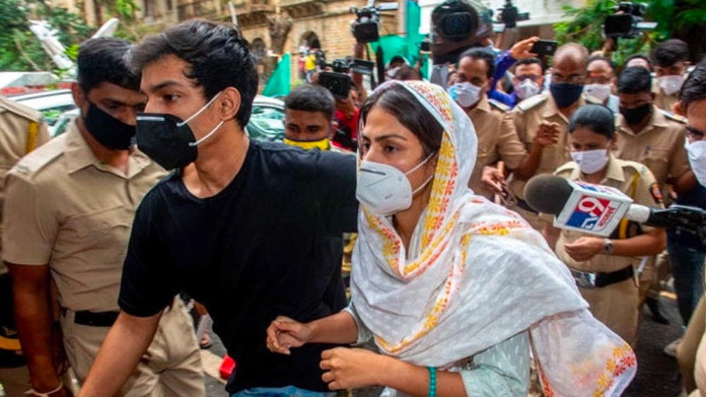 আদালতে এনসিবি জানায়, মাদক চক্রে শৌভিকের যোগসাজশ নিয়ে তাদের তদন্ত শেষ হয়নি। তাই কোনও ভাবেই যেন তাঁকে জামিন দেওয়া না হয়। শৌভিকের জামিনের আর্জি খারিজ করে দেন বিচারক। তবে জামিন পান সুশান্তের হাউস ম্যানেজার
স্যামুয়েল মিরান্ডা এবং তাঁর পরিচারক দীপেশ সবন্ত। রিয়ার আগেই তাঁদের গ্রেফতার করা হয়েছিল।