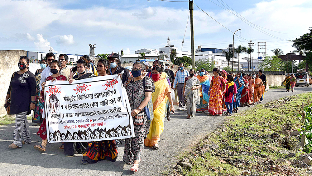 দোষীদের শাস্তির দাবিতে মিছিল কামদুনিতে। বুধবার। ছবি: বিশ্বনাথ বণিক