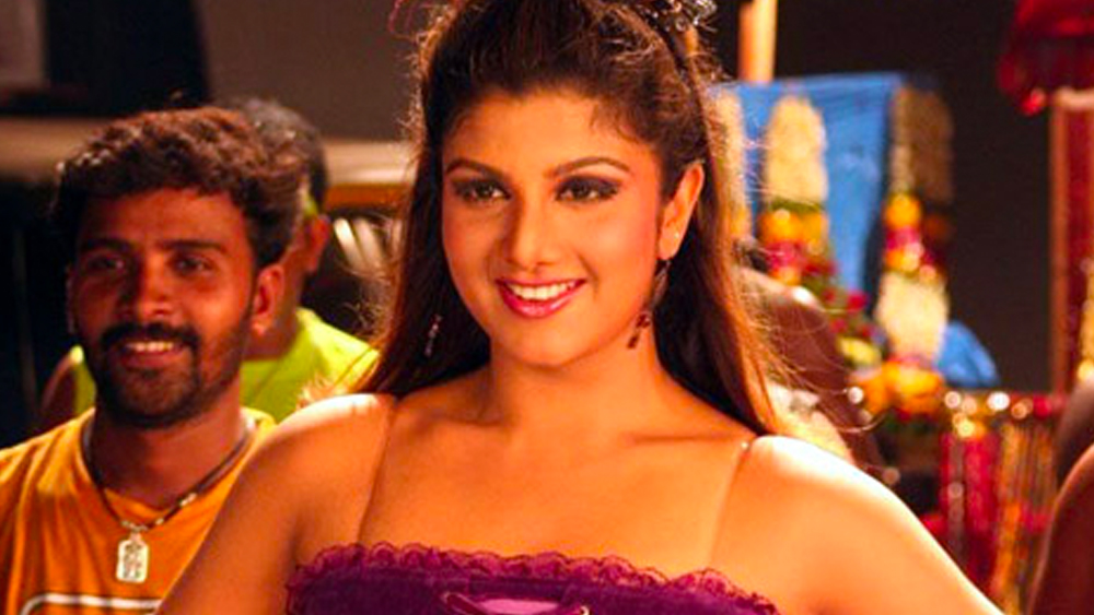 কিন্তু বলিউডে একই ধরনের চরিত্রে অভিনয় করতে ভাল লাগছিল না রম্ভার। বেশির ভাগ ছবিতেই তাঁকে দেখা যাচ্ছিল আইটেম ডান্সারের ভূমিকায়। ২০০২ সালে রম্ভার শেষ হিন্দি ছবি ‘প্যায়ার দিওয়ানা হোতা হ্যায়’ মুক্তি পায়।