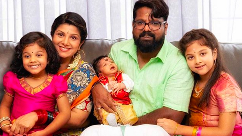 বলিউডের বিগত তারকা রম্ভা এখন ইন্ডাস্ট্রির রোশনাই থেকে বহুদূরে। সোশ্যাল মিডিয়ায় তাঁর সংসারী ছবি দেখে সবার ধারণা, টিনসেল টাউনে ফিরে আসার ইচ্ছেও তাঁর নেই। অতীতের সুপারস্টার এখন ব্যস্ত ঘরকন্নায়।