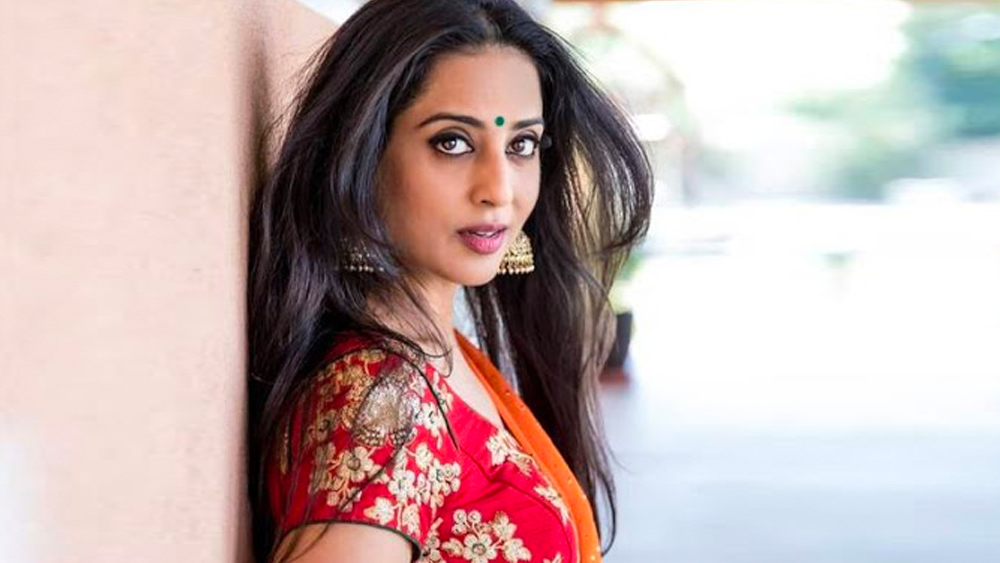 চণ্ডীগড়ে এক জাঠ পরিবারে মাহির জন্ম ১৯৭৫ সালের ১৯ ডিসেম্বর। তাঁর বাবা ছিলেন পঞ্জাব সরকারের অর্থমন্ত্রকের উপদেষ্টা। মা ছিলেন কলেজের লেকচারার।