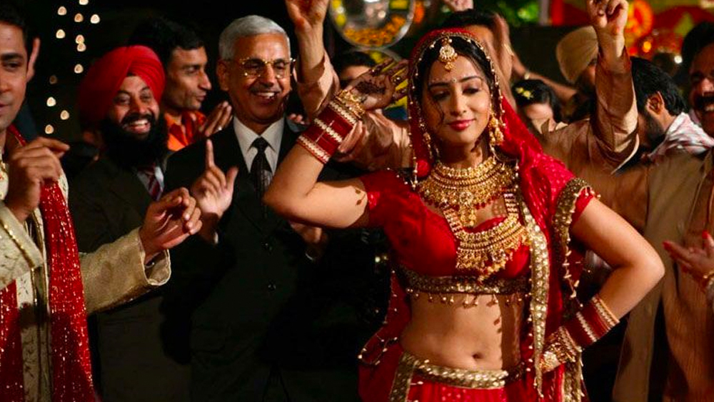 এর পর একটি জন্মদিনের পার্টিতে মাহিকে দেখে পছন্দ হয় অনুরাগ কশ্যপের। তিনি তাঁকে সুযোগ দেন ‘দেব ডি’ ছবিতে। পার্টিতে উচ্ছল মাহির মধ্য়ে তাঁর ছবির ‘পারো’-কে খুঁজে পেয়েছিলেন অনুরাগ। এই ছবিতে মাহির অভিনয় প্রশংসিত
হয় দর্শক ও সমালোচক, দু’ মহলেই।