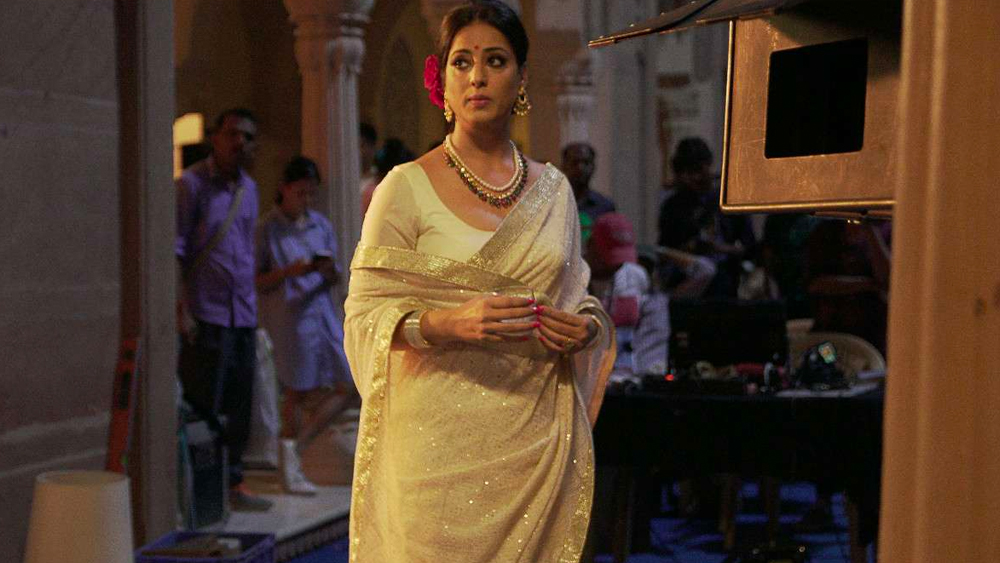 বরং, সেই তুলনায় ইন্ডাস্ট্রিতে মাহি নিজের জায়গা মজবুত করতে পেরেছিলেন ‘সাহেব বিবি অউর গ্য়াংস্টার’-এ। এই ছবিতে তাঁর ‘মাধবী’ চরিত্রটি বিপুল জনপ্রিয়তা পায়।