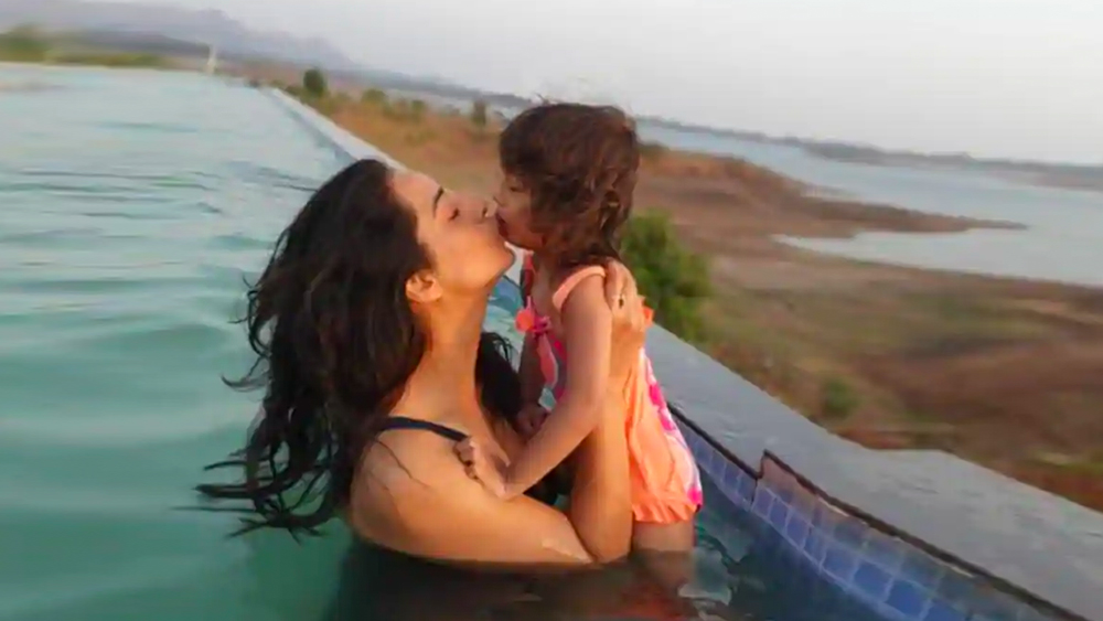 মেয়ের নাম মাহি রেখেছেন ভেরোনিকা। তিনি মেয়েকে নিয়ে কাজের সূত্রে মুম্বইয়ে থাকেন। মাঝে  মাঝেই গোয়া যান প্রেমিকের সঙ্গে থাকতে। আপাতত লিভ ইন সম্পর্কেই খুশি। জানিয়েছেন, ভবিষ্য়তে বিয়ের কথা ভাবতে পারেন। তবে তাঁর কাছে যে কোনও সম্পর্কে ব্যক্তিগত পরিসর খুবই গুরুত্বপূর্ণ।