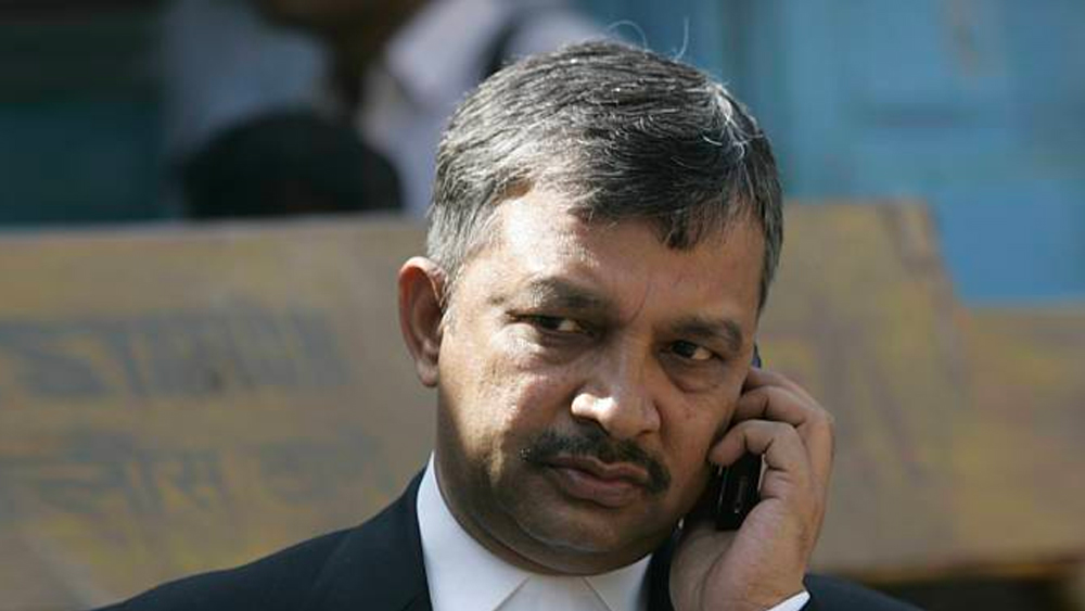 এটাই প্রথম নয়। এর আগে বহু বিতর্কিত মামলায় সতীশ ছিলেন অভিযুক্ত পক্ষের আইনজীবী। বলা হয়, জেঠমলানীর মতো দুঁদে আইনজীবীর কাছে দীর্ঘ দিন শিক্ষানবিশি তাঁর দক্ষতার ভিত গড়ে দিয়েছে। সিভিল এবং ক্রিমিনাল ল’,দু’টি ক্ষেত্রেই প্র্য়াকটিস করেছেন।