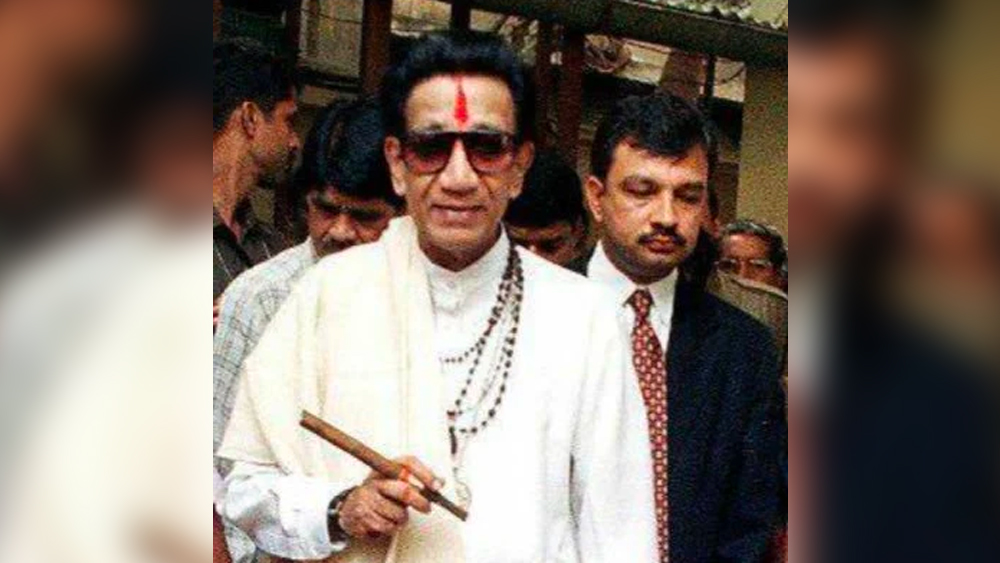 কেরিয়ারের প্রথম থেকেই শিবসেনা ঘনিষ্ঠ বলে পরিচিত সতীশ। বলা হয়, বালাসাহেব ঠাকরেই নাকি সুনীল দত্তকে পরামর্শ দেন সতীশকে আইনজীবী হিসেবে নিযুক্ত করার জন্য়। এই মামলার পরেই কার্যত বিখ্যাত হয়ে যান সতীশ।