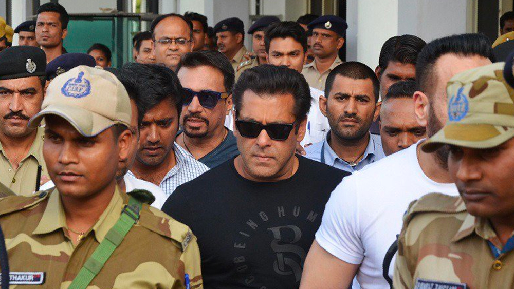 সঞ্জয় একা নন। ইন্ডাস্ট্রির আর এক অভিযুক্ত সলমনও অন্য়তম ক্লায়েন্ট সতীশের। শোনা যায়, তাঁর সওয়াল-জবাবের জন্যই হিট অ্যান্ড রান কেসে জামিন পান সল্লু মিয়াঁ। ১৯৯৮ সালে কৃষ্ণসার হত্যা মামলাতেও তিনি ছিলেন সলমনের আইনি পরামর্শদাতাদের মধ্যে একজন।