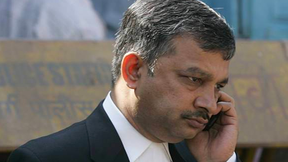 চলতি বছর এপ্রিলে সুরতের পালঘরে ছেলেধরা সন্দেহে গণপ্রহারে মারা যান দু’জন সাধু এবং তাঁদের গাড়ির চালক। সেই মামলাতেও সতীশ ছিলেন বিশেষ সরকারি কৌসুঁলি।