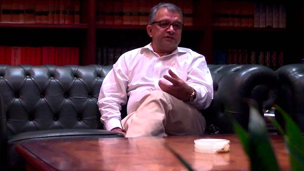 সম্প্রতি সুশান্তের পারিবারিক বন্ধু স্মিতা পারিখ সংবাদমাধ্যমে দাবি করেন, রিয়া তাঁকে জানিয়েছেন,সতীশ নিজেই তাঁর মামলা লড়বেন বলে আগ্রহী হয়েছিলেন। এমনকি, বিনা পারিশ্রমিকে তিনি আইনি-সাহায্য করেছেন বলেও নাকি দাবি ছিল রিয়ার।