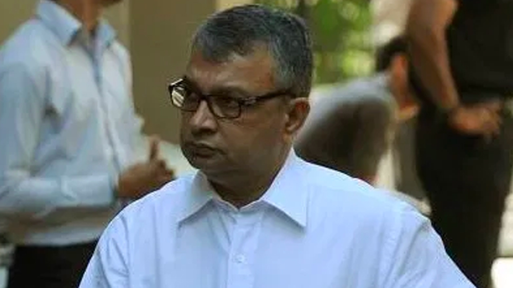 যদিও পাল্টা বিবৃতিতে সতীশ দাবি করেছেন, তিনি নিজের থেকে এই মামলা নেননি। মুখ খোলেননি পারিশ্রমিক প্রসঙ্গেও। জানিয়েছেন, সেটা তাঁর এবং তাঁর ক্লায়েন্টের ব্যক্তিগত বিষয়।